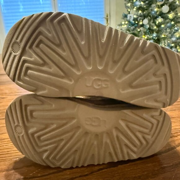 Girls UGG Boots - Picture 3 of 5